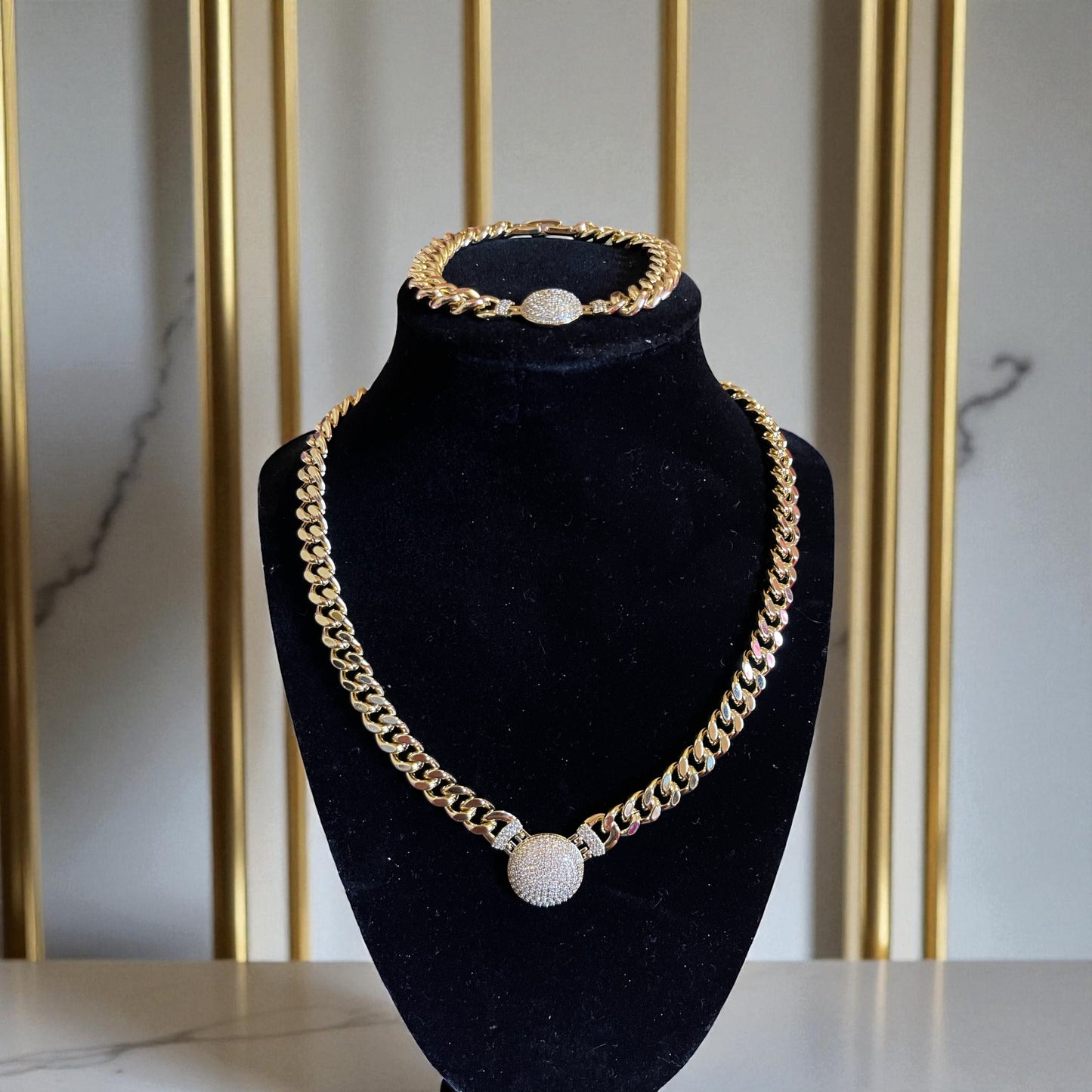 Choker necklace with bracelet