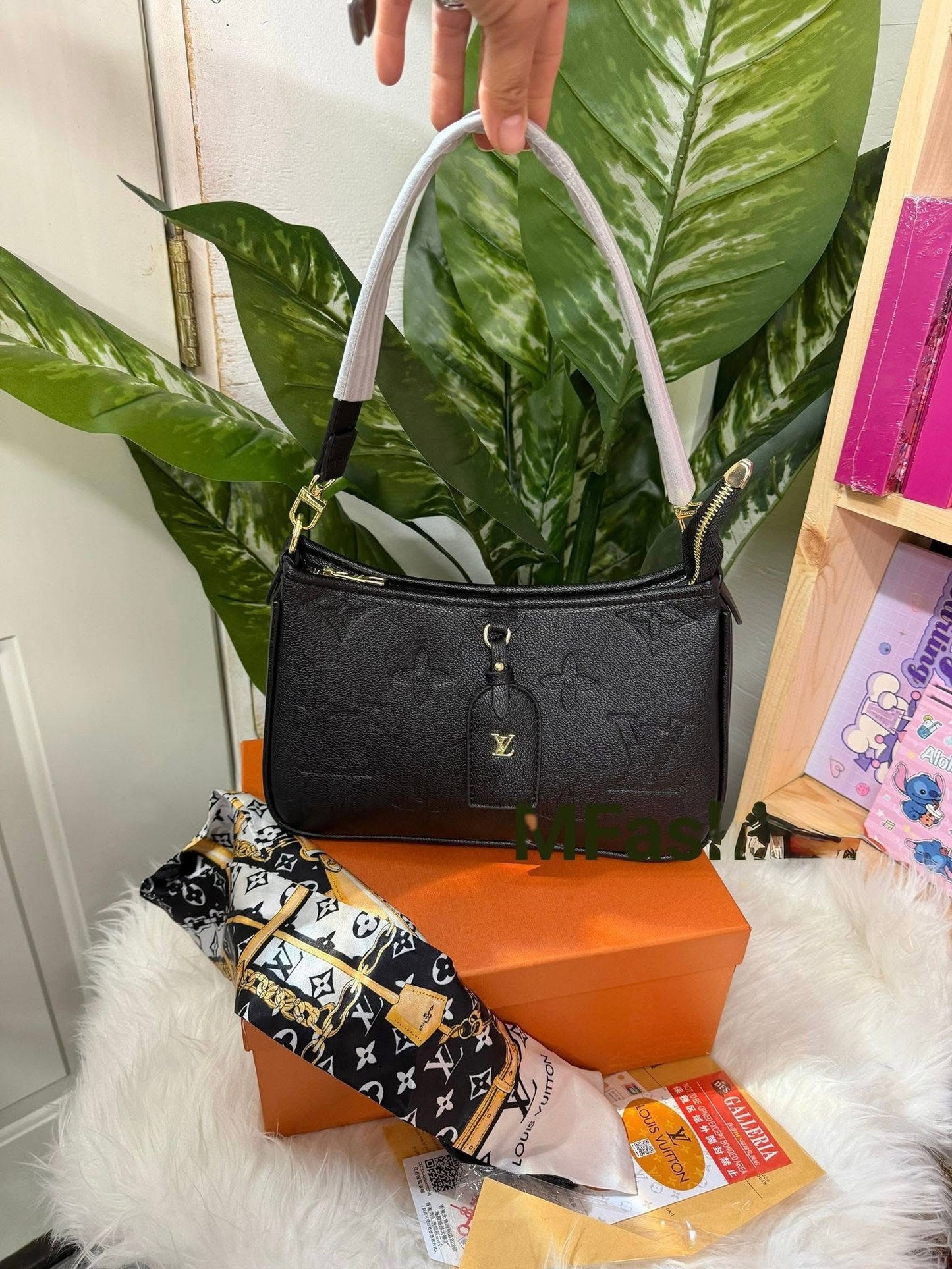 Lv handbag with hankershief (Box included)