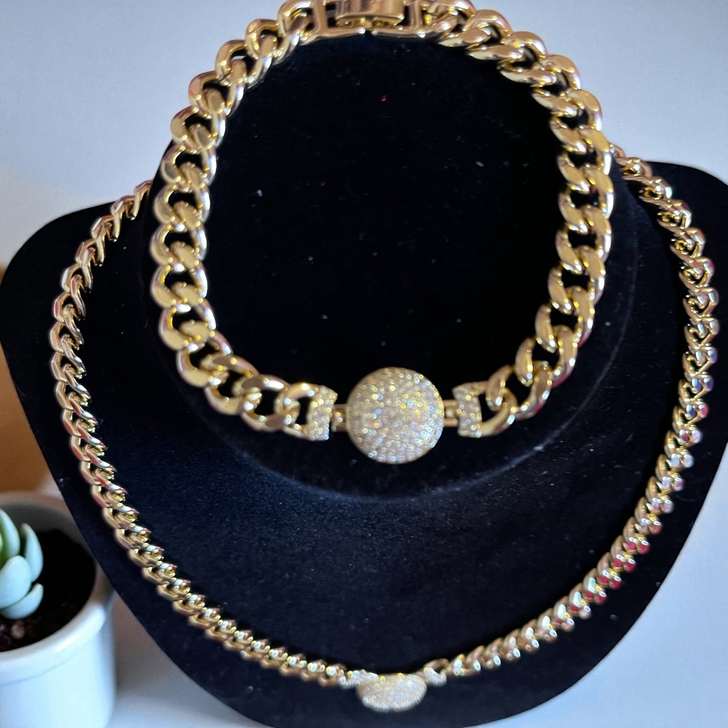 Choker necklace with bracelet