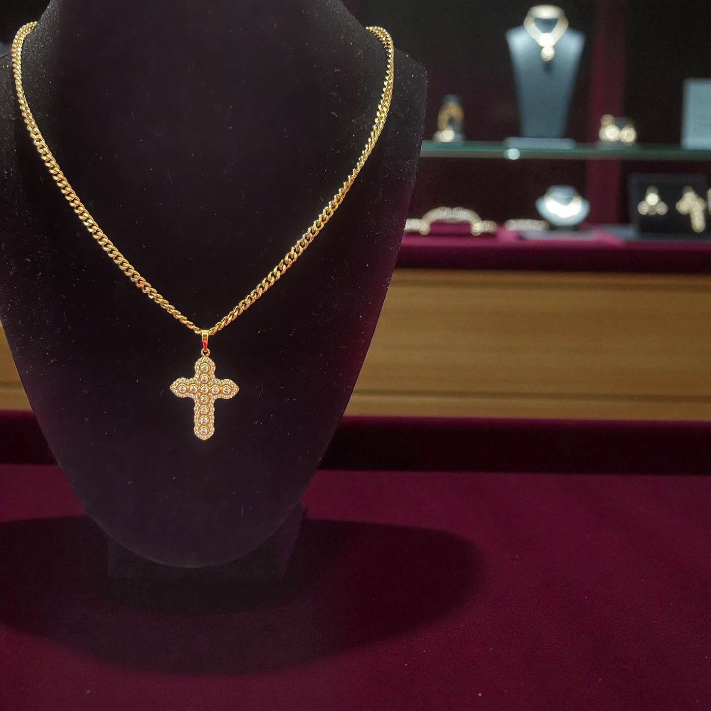 Diamond cut cross chain